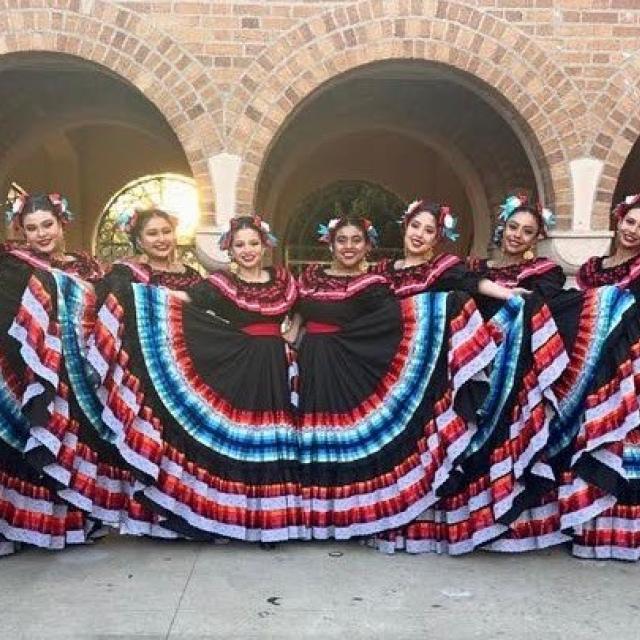 group of folkorico dancers 